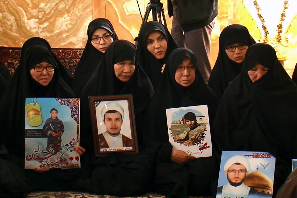 Imam  Khamenei incontra le famiglie dei martiri afghani