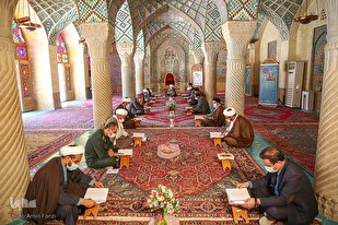 محفل قرآني رمضاني في مسجد تأريخي بمدينة 