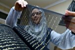 فتاة أذربيجانية تكتب القرآن كاملاً على الحرير