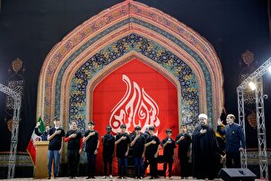 Muharram-Trauer arabischsprachiger Pilger im heiligen Schrein von Imam Rida (a.s.)