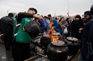 Maukabs servieren Mitte-Schaban-Pilger in der Jamkaran-Moschee