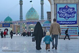 Pilger brechen ihr Fasten in der Jamkaran-Moschee