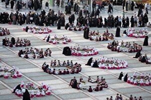 In Bildern: Versammlung Tausender junger Koran-Schüler im Imam Riza-Schrein