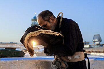 Flag atop Imam Reza Shrine’s Dome Changed to Black to Mark Imam Sadiq’s Martyrdom