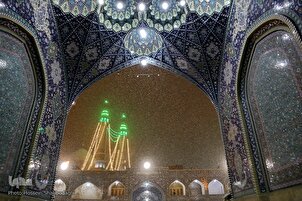 El santuario de Qom brilla bajo un manto de nieve