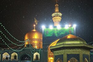 Los peregrinos visitan el santuario del Imán Reza en medio de una nevada