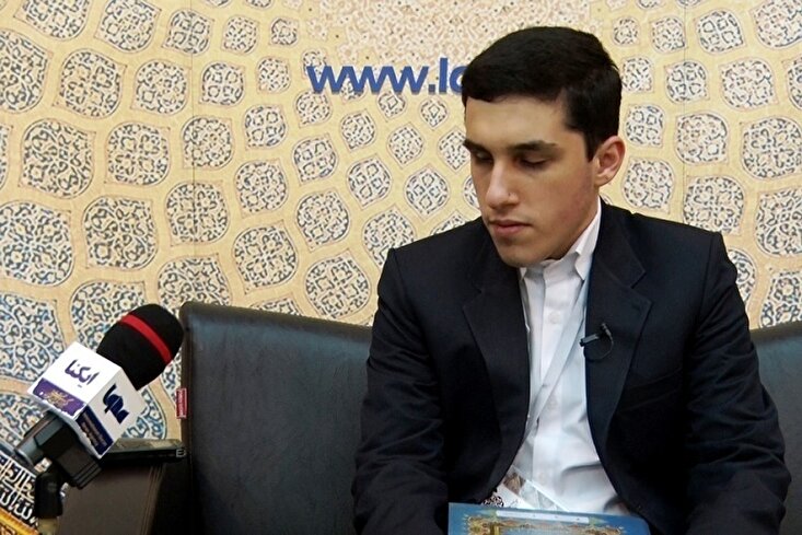 Un qari iraní con discapacidad visual recita el Corán en Medina (+vídeo)