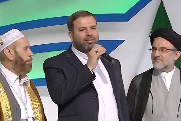 فیلم/ تجلیل از «احمد دباغ» حافظ روشندل کل قرآن کریم در آیین اختتامیه