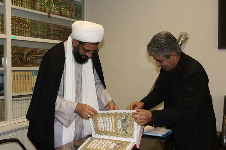 اهدای قرآن کتابت شده به قلم استاد شعبانی به خانواده شهدا