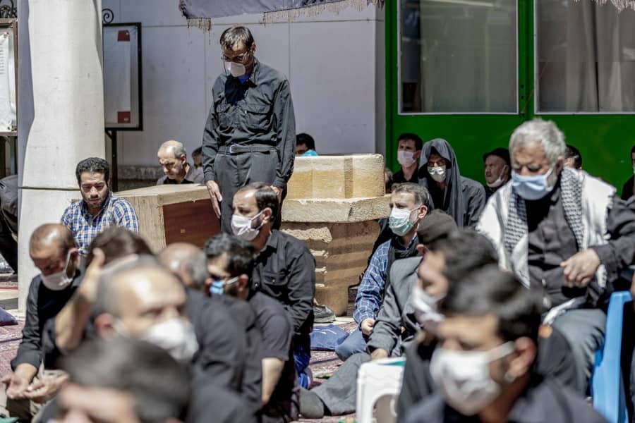 عکس| اقامه نماز ظهر عاشورا در همدان