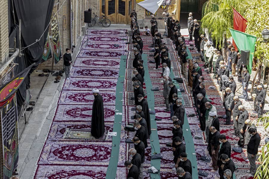 عکس| اقامه نماز ظهر عاشورا در همدان