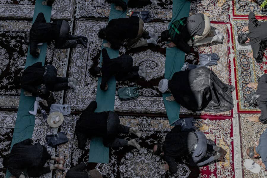 عکس| اقامه نماز ظهر عاشورا در همدان