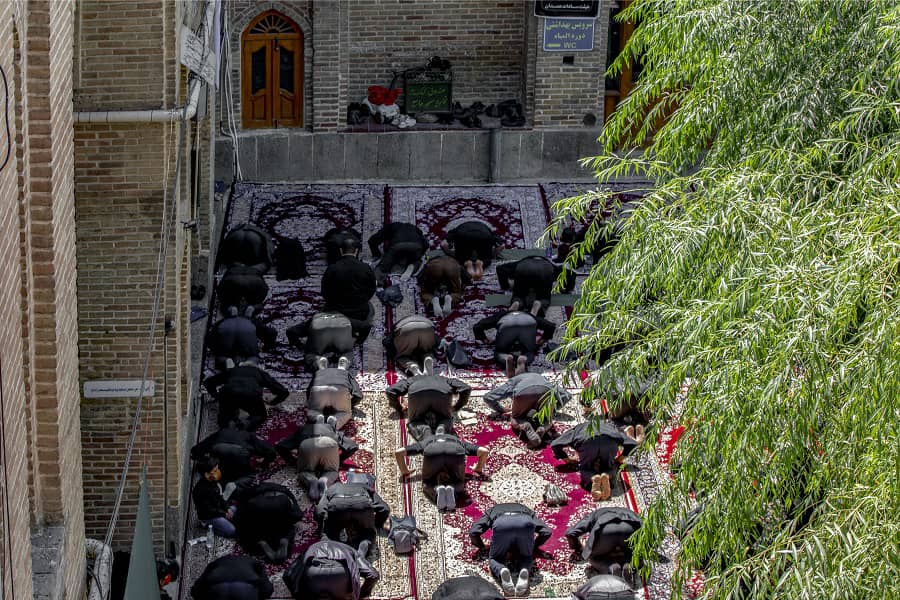 عکس| اقامه نماز ظهر عاشورا در همدان