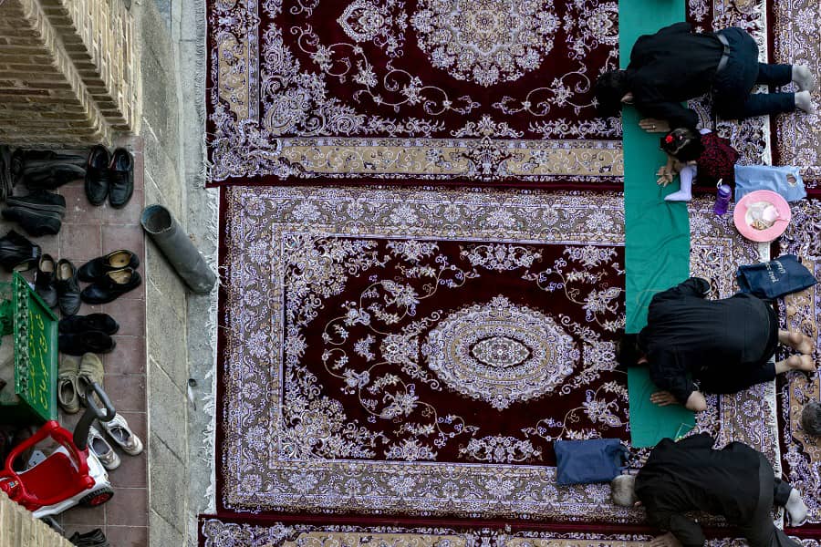 عکس| اقامه نماز ظهر عاشورا در همدان