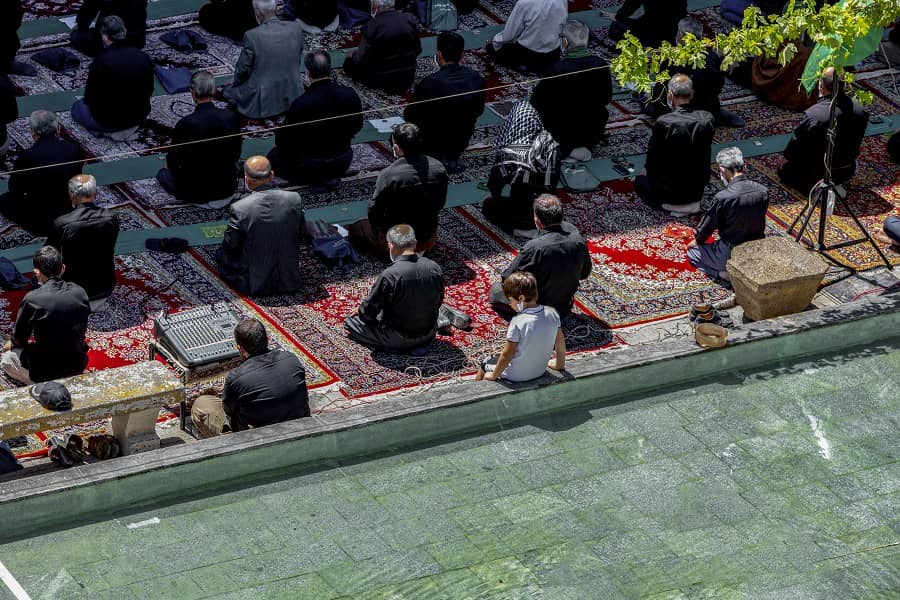 عکس| اقامه نماز ظهر عاشورا در همدان