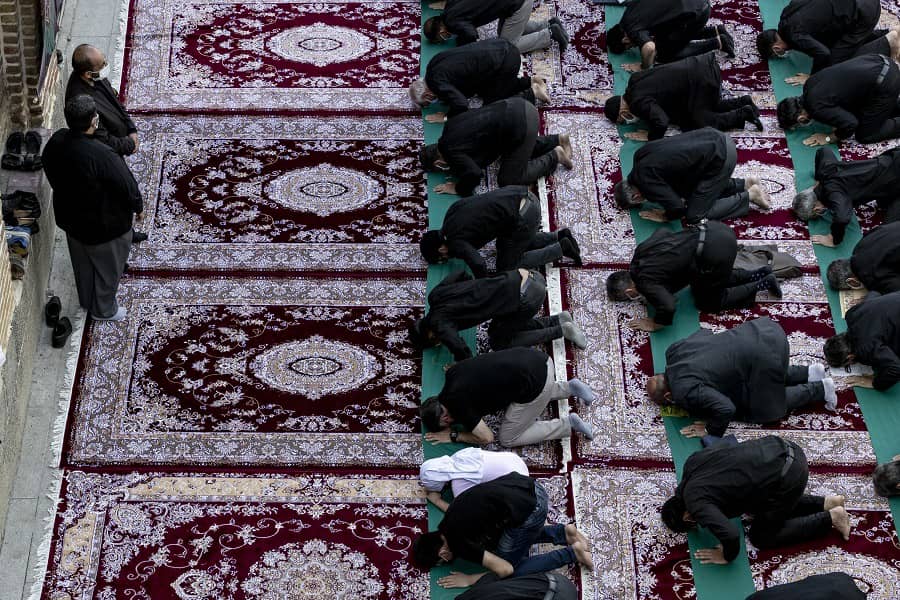 عکس| اقامه نماز ظهر عاشورا در همدان