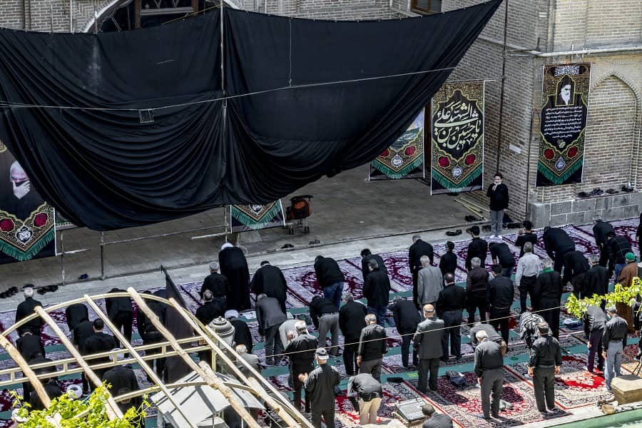 عکس| اقامه نماز ظهر عاشورا در همدان