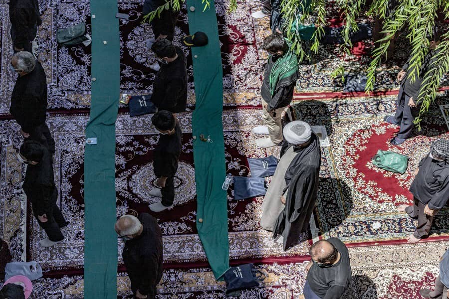 عکس| اقامه نماز ظهر عاشورا در همدان