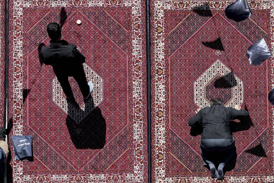 عکس| اقامه نماز ظهر عاشورا در همدان