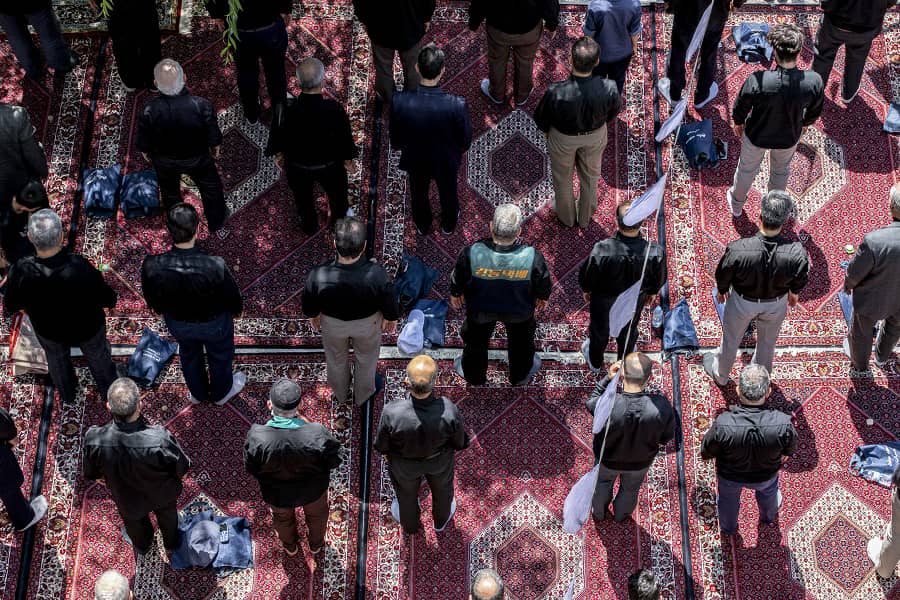 عکس| اقامه نماز ظهر عاشورا در همدان