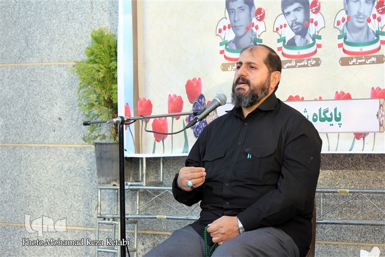 عکس | برگزاری مراسم آبروی محله در کوچه‌ای با 8 شهید