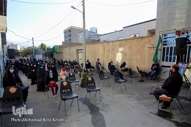 عکس | برگزاری مراسم آبروی محله در کوچه‌ای با 8 شهید