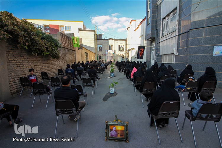 عکس | برگزاری مراسم آبروی محله در کوچه‌ای با 8 شهید