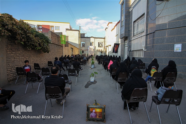 عکس | برگزاری مراسم آبروی محله در کوچه‌ای با 8 شهید