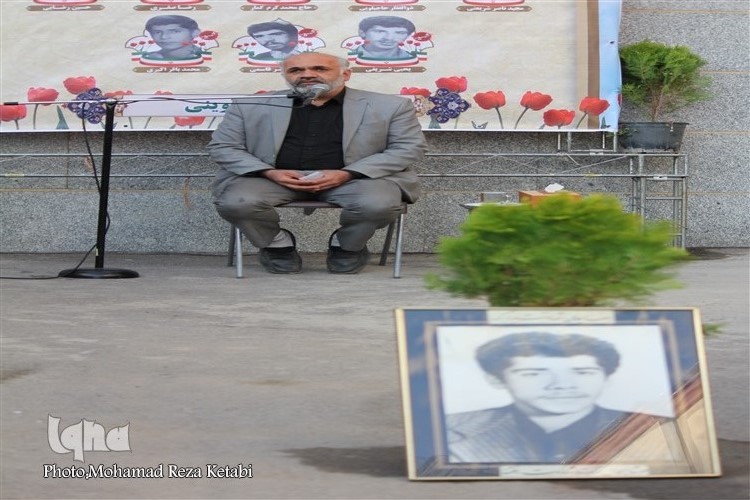 عکس | برگزاری مراسم آبروی محله در کوچه‌ای با 8 شهید