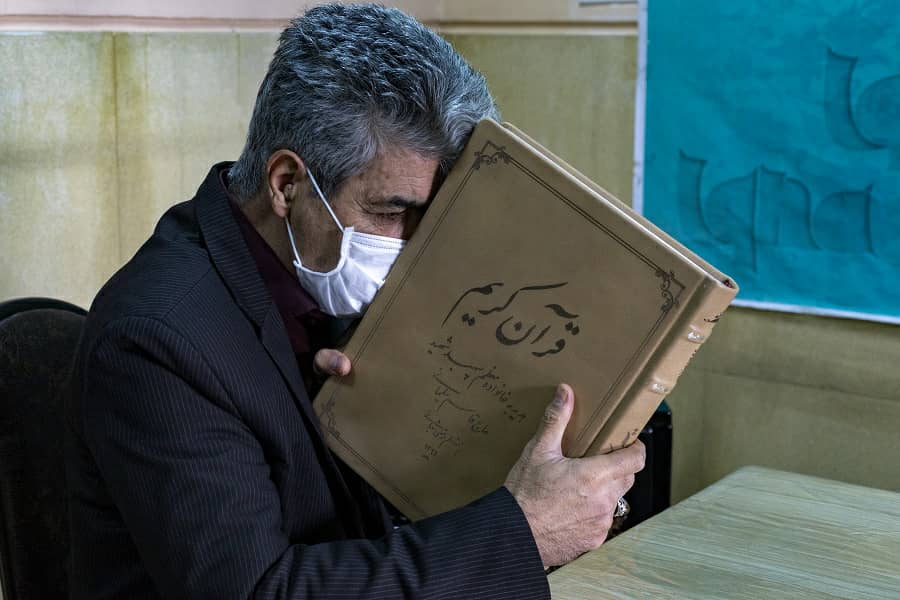 قرآن اهدایی به خانواده سردار دلها؛ مهمان ایکنای همدان/ کتابتی که پس از شهادت سردار قرآنی شد