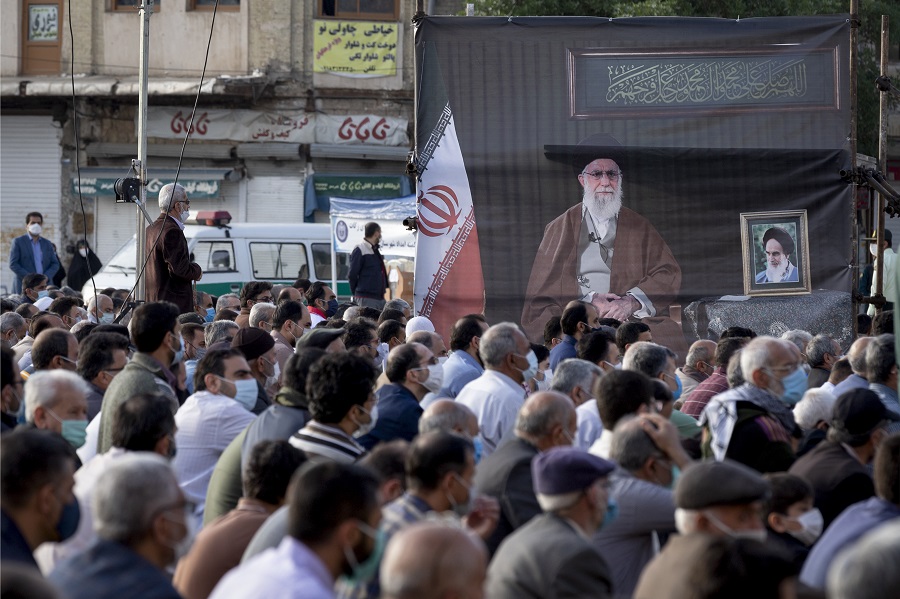 عکس | اقامه نماز عید فطر در همدان