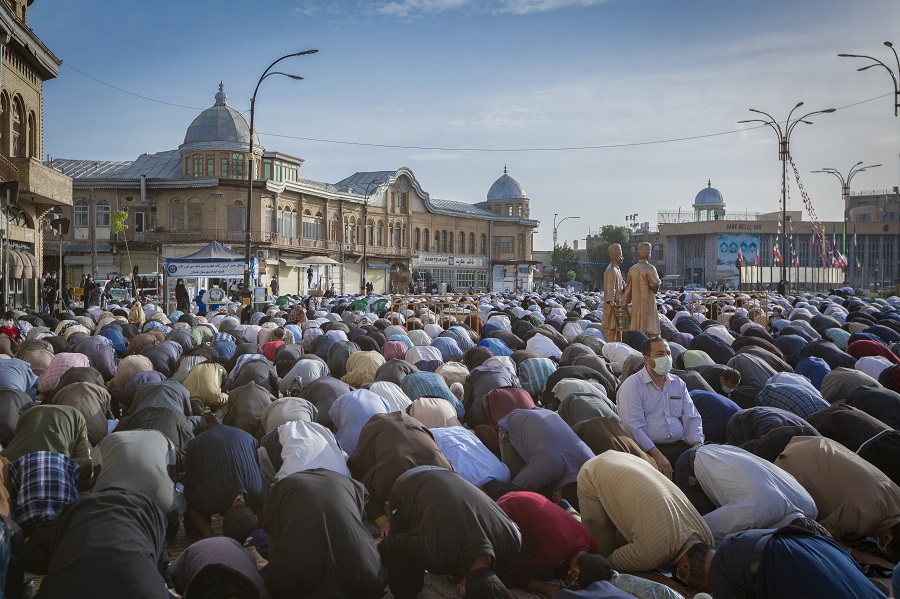 عکس | اقامه نماز عید فطر در همدان