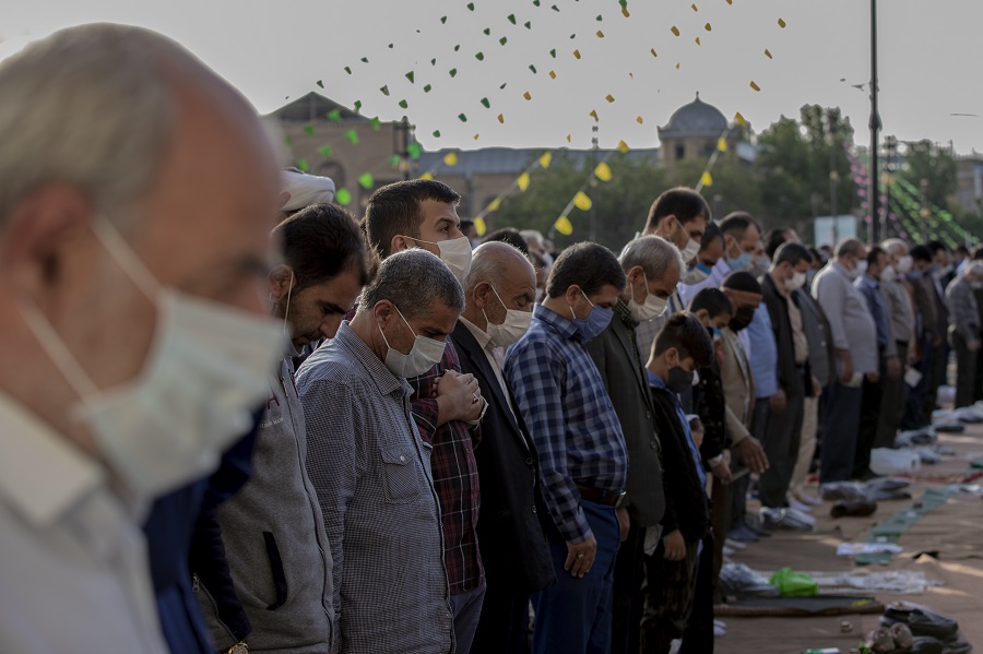 عکس | اقامه نماز عید فطر در همدان