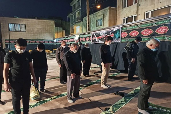 حضور روحانیون در بین دانشآموزان؛ از دلایل موفقیت مدرسه شهید مدنی در حوزه نماز حضور روحانیون در بین دانشآموزان؛ از دلایل موفقیت مدرسه شهید مدنی در حوزه نماز