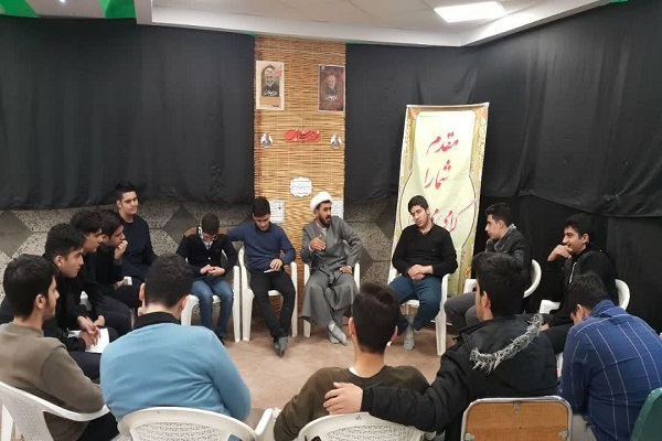 حضور روحانیون در بین دانشآموزان؛ از دلایل موفقیت مدرسه شهید مدنی در حوزه نماز حضور روحانیون در بین دانشآموزان؛ از دلایل موفقیت مدرسه شهید مدنی در حوزه نماز