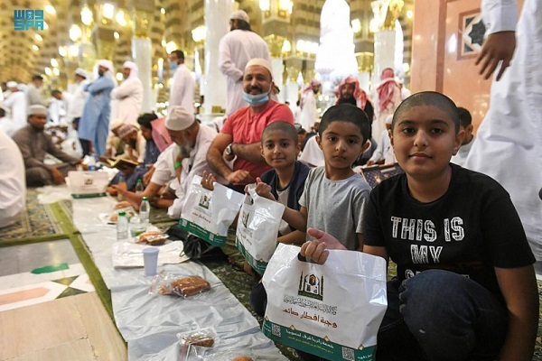 برپایی سفره‌های افطار در مسجدالحرام پس از دو سال وقفه + عکس