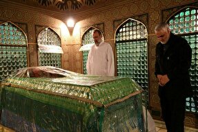 فیلم | شهید سلیمانی و نمازی عاشقانه در ضریح امام رضا(ع)