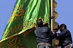 فیلم | مراسم تعویض پرچم حرم مطهر رضوی