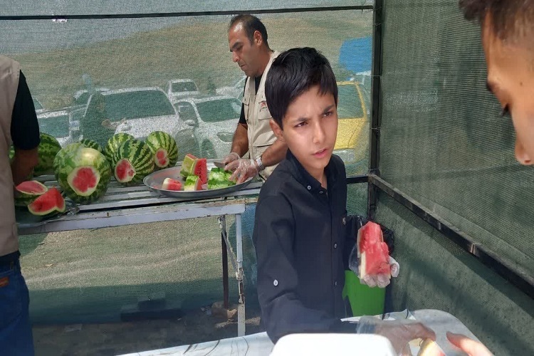 عکس | خدمت‌رسانی به زوار در ایستگاه صلواتی سردار شهید قهاری سعید اسدآباد