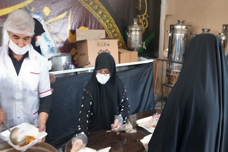 عکس | خدمت‌رسانی به زوار در ایستگاه صلواتی سردار شهید قهاری سعید اسدآباد
