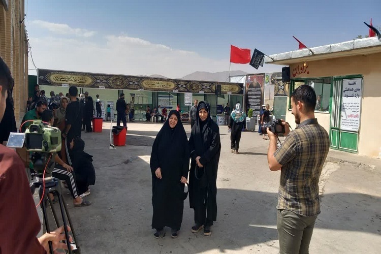 عکس | خدمت‌رسانی به زوار در ایستگاه صلواتی سردار شهید قهاری سعید اسدآباد