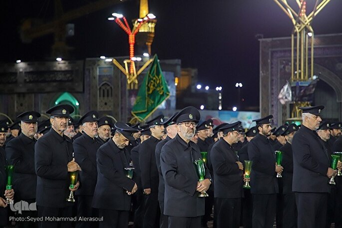 خادمان رضوی داوطلبانه خدمت می‌کنند