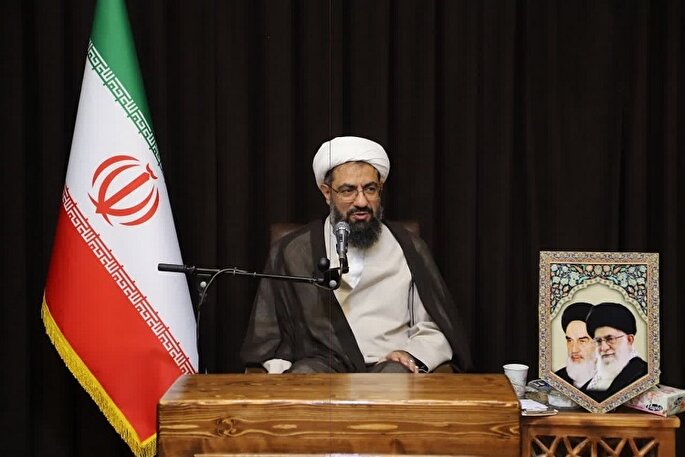 پرداختن به منفعت اشخاص و جریان‌های سیاسی خیانت به قلم است