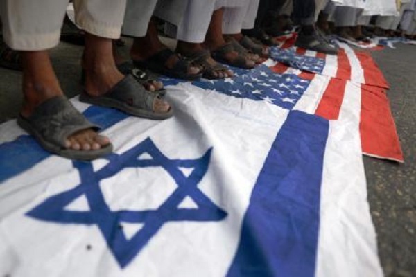 لگد بر پرچم‌های آمریکا و اسرائیل