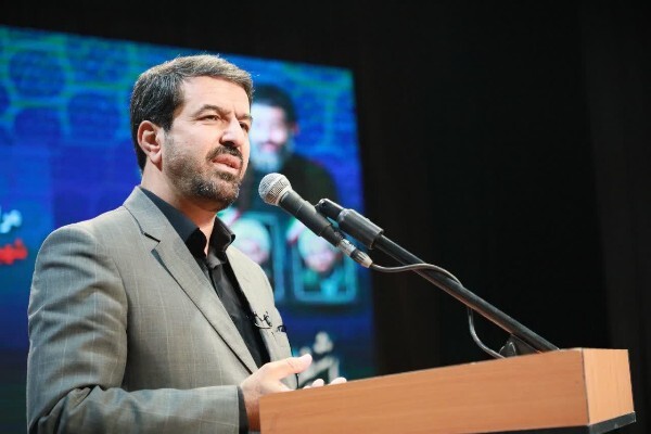 به گزارش ایکنا از همدان حمید ملانوری‌شمسی، استاندار همدان امروز ۷ تیرماه در مراسم بزرگداشت شهادت شهید بهشتی و شهدای دستگاه قضایی که در سالن بوعلی برگزار شد، اظهار کرد: در ۱۲ روز جنگ تحمیلی رژیم منحوس صهیونیستی، سرداران، دانشمندان و هموطنانی جان خود را در دفاع از کشور فدا کردند.  وی ادامه داد: بزرگترین پناه هر فردی دستگاه قضا است. دستگاهی که پرچم عدالت بر دست دارد و شمشیر برنده‌ای است که داد مظلوم را بگیرد.   استاندار همدان بیان کرد: دستگاه قضا در کشور ستون عدالت است و از ابتدای انقلاب حضور قوی این مجموعه را در موقعیت‌های مختلف در کشور شاهد بودیم. امروز خوشبختانه همدان به یک منطقه امن تبدیل شده است.  استاندار همدان عنوان کرد: جنگ ترکیبی با چهره جدید به ما تحمیل شد که باید در مقابل این تجاوز می‌ایستادیم و خوشبختانه با این ایستادگی شاهد پیروزی قدرتمندانه و جمهوری اسلامی بودیم.  وی تصریح کرد: رهبری حکیمانه رهبر معظم انقلاب و حضور منسجم مردم با تعامل نیروهای مسلح، انتظامی، ارتش، قضایی منجر به پیروزی در این جنگ شد.  ملانوری شمسی در پایان گفت: مردم در تمام صحنه‌ها چون نماز جمعه، تشییع پیکرهای پاک شهدا، راهپیمایی  حضور باشکوهی را داشتند و باید قدردان بود. افتخارات و پیروزی ما با حضور مردم رقم خورد و رژیم صهیونیستی و آمریکا را به زانو درآورد و آنچه توانست در نتیجه جنگ مؤثر باشد حضور با صلابت مردم بود