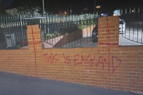 تخریب مسجدی در انگلستان با نمادهای صلیبی