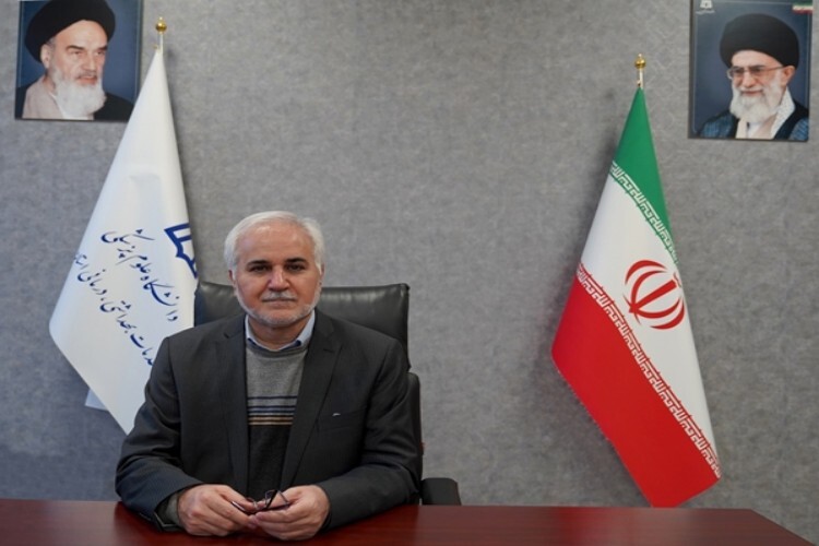 به گزارش ایکنا از همدان، بهروز کارخانه، رئیس دانشگاه علوم پزشکی همدان، امروز ۱۰ آبان‌ماه، در آیین گرامیداشت روز پرستار که در دانشگاه علوم پزشکی برگزار شد، ضمن تبریک روز پرستار و ولادت حضرت زینب(س) اظهار داشت: حضرت زینب (س) کنیه عقیله بنی هاشم را داشتند و به همین دلیل ولادت این بانوی بزرگوار به نام روز پرستار نامگذاری شد.  وی افزود: در سال ۱۳۱۴ در دوران حکومت قاجار پرستاری وارد کشور شد و در سال ۱۳۲۷ دانشکده پرستاری ابتدا در همدان و سپس در تهران تشکیل شد.  کارخانه ادامه داد: در حال حاضر حدود ۸۰۰ پرستار کمبود داریم و سایر پرستاران با از خودگذشتگی این کمبود را جبران می‌کنند.  وی با اشاره به مالیات پلکانی پرستاران گفت: این مالیات پلکانی باید از بین برود.  رئیس دانشگاه علوم پزشکی همدان گفت: ۲۷ مرکز پرستاری در منزل فعال هستند که ۴۰ هزار نفر را ویزیت کرده‌اند و اولین کلینیک زخم در همدان نیز هفته گذشته افتتاح شد.  وی عنوان کرد: دانشگاه با شفافیت در همه مسائل پیش می‌رود و این روند باعث شده تا پرستاران احساس کنند مسئولین با آن‌ها همراه هستند و دانشگاه علوم پزشکی همدان رتبه چهارم دانشگاه‌های برتر کشور را دارد.  در پایان این مراسم، از زوج‌های پرستار و پرستاران نمونه تقدیر به عمل آمد.