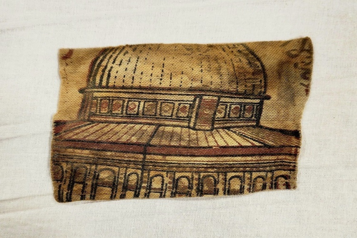 پارچه‌ای منقش به قدس شریف که از جیب شهید گمنام تازه تفحص شده یافت شده است