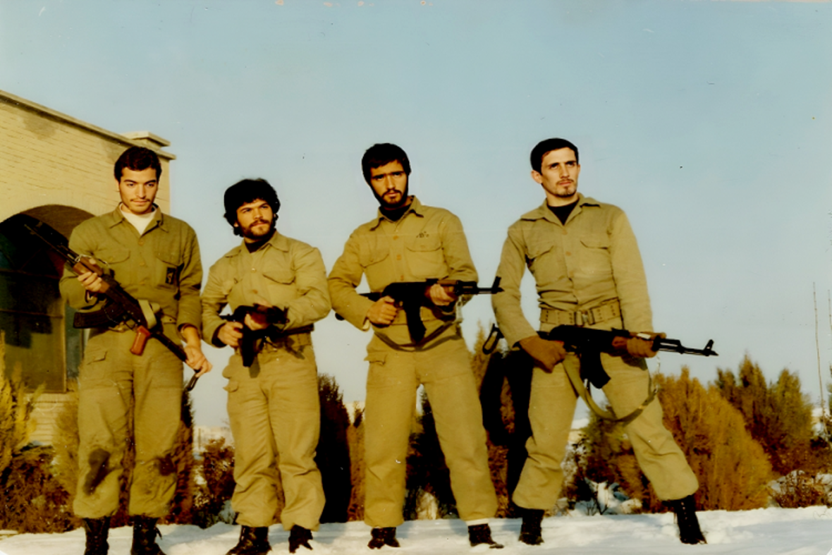 از سمت راست نفر اول و سوم از اعضای جنبش فتح فلسطین هستند