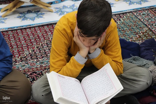 محفل انس باقرآن همزمان با ایام دهه فجر در ملایر